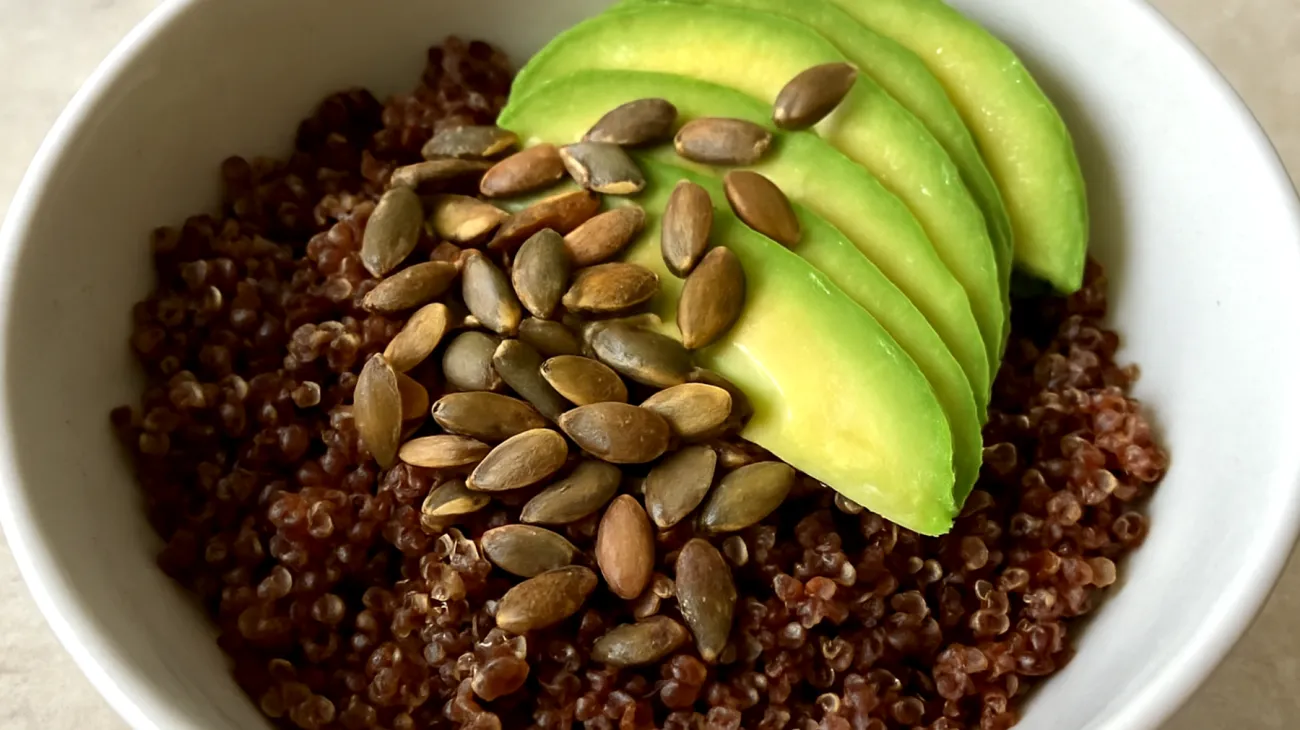 Bowl di quinoa rossa con semi di zucca tostati e avocado"
