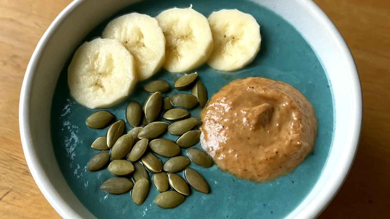 Smoothie bowl con spirulina, banana, semi di zucca e burro di mandorle"