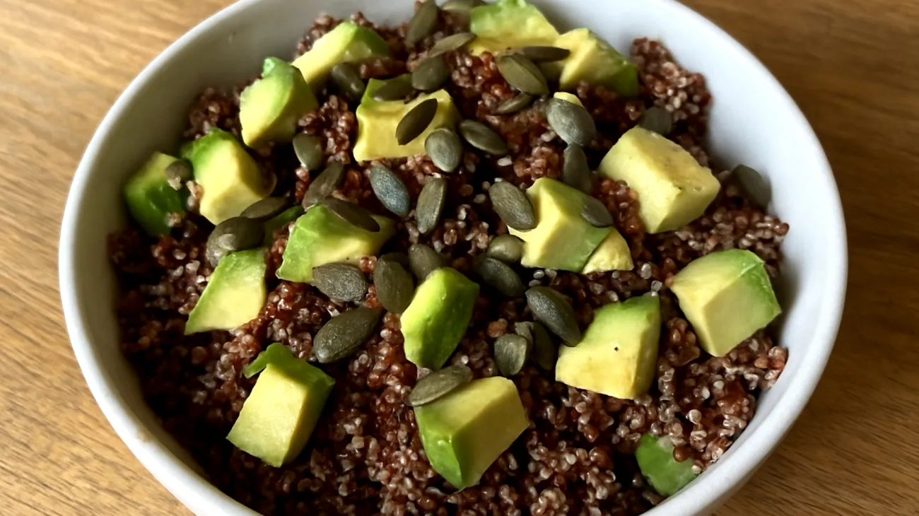 Insalata di quinoa rossa con semi di zucca e avocado"