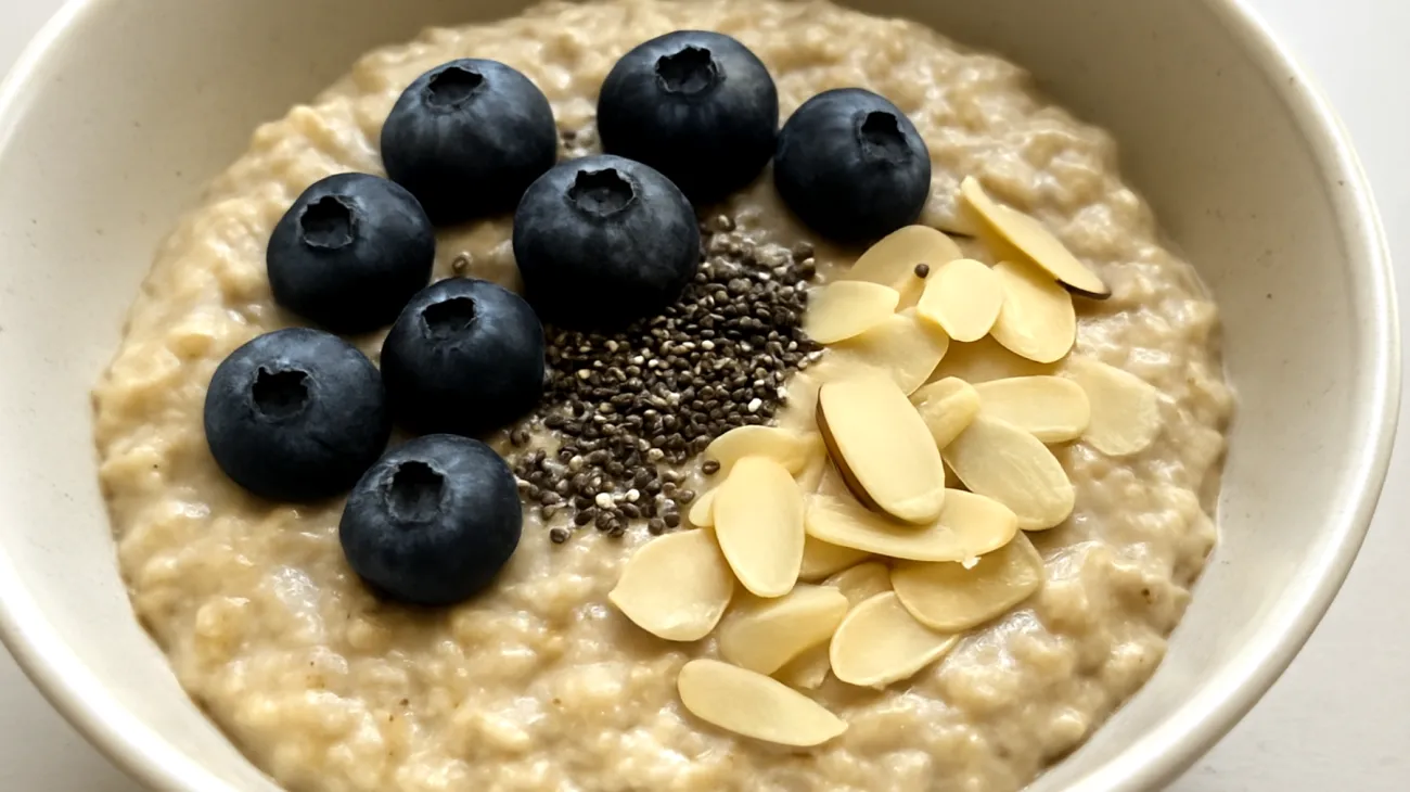 Porridge di avena con semi di chia, mirtilli e mandorle"